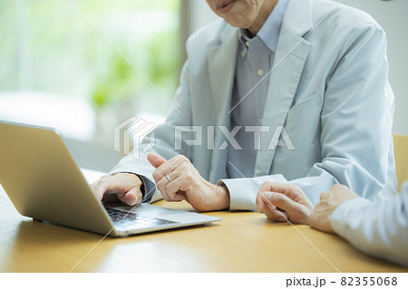 会話するシニア男性と若い男性 会話するシニア男性と若い男性 82355068