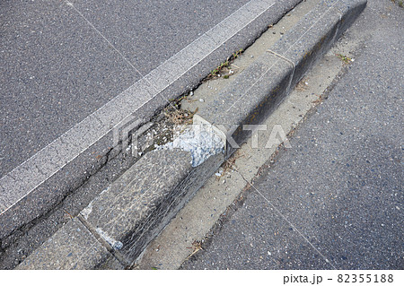 破損している歩車道境界ブロック 82355188