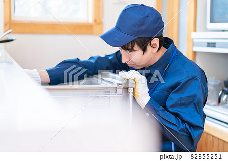 キッチンのメンテナンスをする技術スタッフ キッチンのメンテナンスをする技術スタッフ 82355251