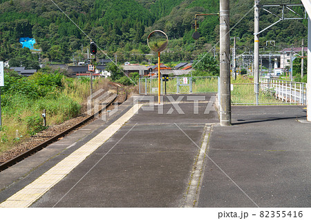備中神代駅の芸備線ホームと芸備線の線路　岡山県新見市 82355416