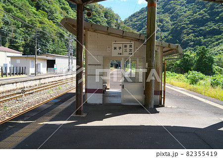 備中神代駅ホームの2022年撤去前の待合室と行き先表示板 岡山県新見市 備中神代駅ホームの2022年撤去前の待合室と行き先表示板 岡山県新見市 82355419