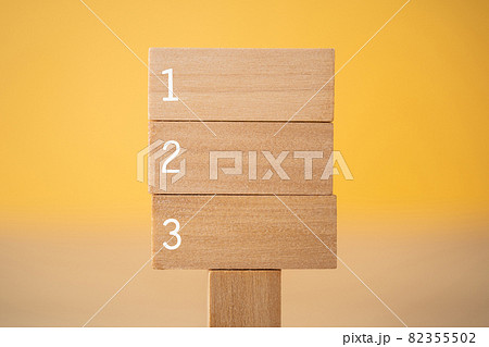 123と書かれた木の案内板 82355502