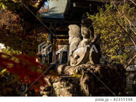 京都、松ヶ崎大黒天（妙円寺）境内の弁天様の像と後ろの恵比寿像	 82355598
