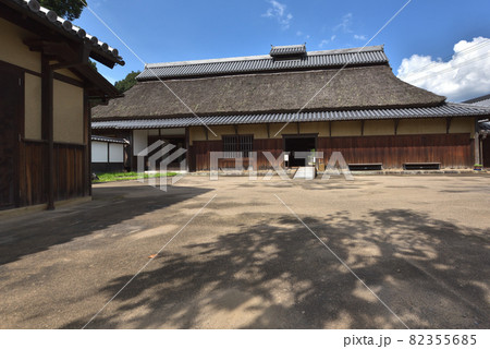 （兵庫県）林田大庄屋旧三木家住宅　入母屋造りと茅葺屋根 82355685