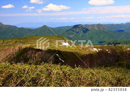 初夏の定山渓天狗岳と周辺の山並み 82355938