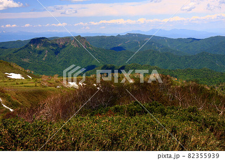 初夏の定山渓天狗岳と周辺の山並み 82355939