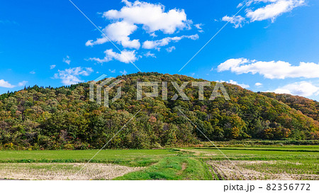 秋の百沢街道（岩木山と白神山地の間を通り弘前と日本海側の鯵ヶ沢を結ぶ山岳観光道路） 82356772