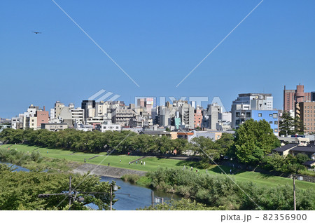 金沢市　犀川桜橋遠景 82356900