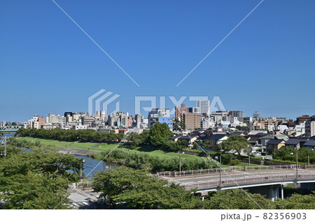 金沢市　犀川桜橋遠景 82356903