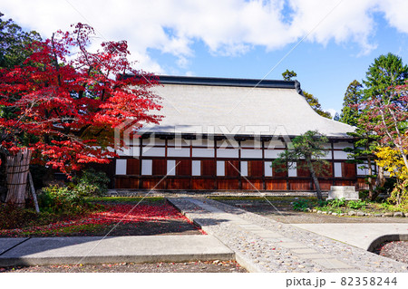 長勝寺 本堂の紅葉（青森県弘前市） 82358244