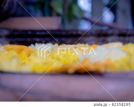 【花手水】元気いっぱい黄色の花々 【花手水】元気いっぱい黄色の花々 82358295