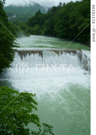 大町ダム下流の高瀬川 82358398