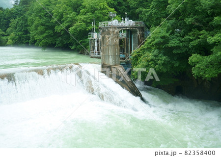 大町ダム下流の高瀬川 82358400