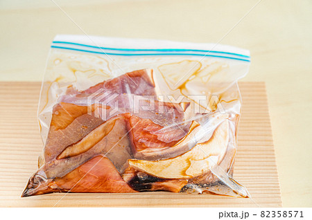 醤油に漬けたブリのあら 82358571