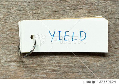 Flash card with handwriting word yield on wood background Flash card with handwriting word yield on wood background 82359624