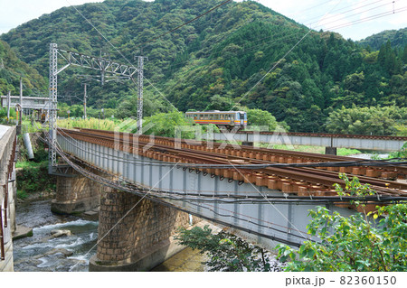 備中神代駅を発車する東城駅行き普通列車 岡山県新見市 備中神代駅を発車する東城駅行き普通列車 岡山県新見市 82360150