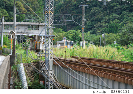 備中神代駅に停車している東城駅行き普通列車　岡山県新見市 82360151