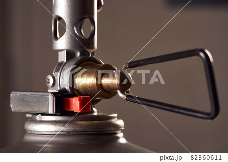 登山用のシングルバーナー（ストーブ）のアップ 82360611