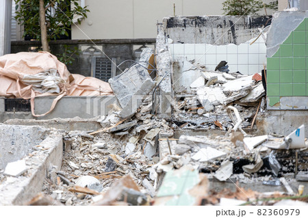建てかえのため家を解体したところ 82360979