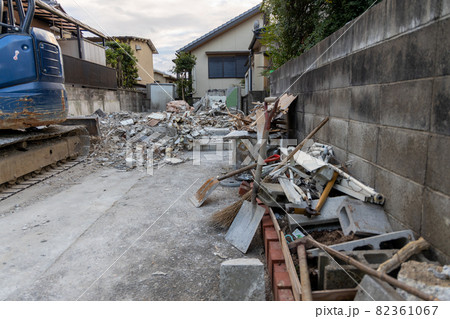 建てかえのため家を解体したところの写真素材