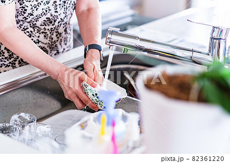 シニア 女性 水仕事 主婦 【 シニア の ライフスタイル イメージ 】 シニア 女性 水仕事 主婦 【 シニア の ライフスタイル イメージ 】 82361220