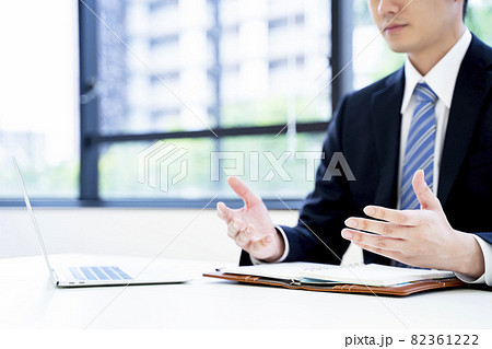 ビジネス　男性　カウンセリング　ミーティング 82361222