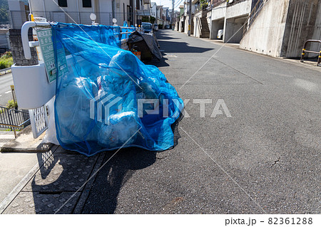 住宅街のゴミ置き場に置いてある家庭ゴミ 82361288