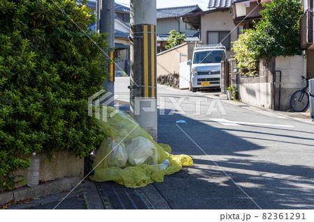 住宅街のゴミ置き場に置いてある家庭ゴミ 住宅街のゴミ置き場に置いてある家庭ゴミ 82361291