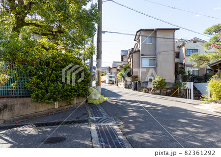 住宅街のゴミ置き場に置いてある家庭ゴミ 82361292
