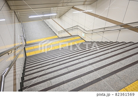 駅構内連絡通路と階段 82361569