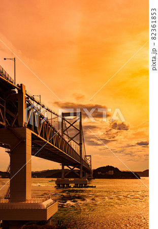 鳴門海峡大橋　夕景　オレンジ色　【 関西 の 人気 観光 スポット 】 82361853