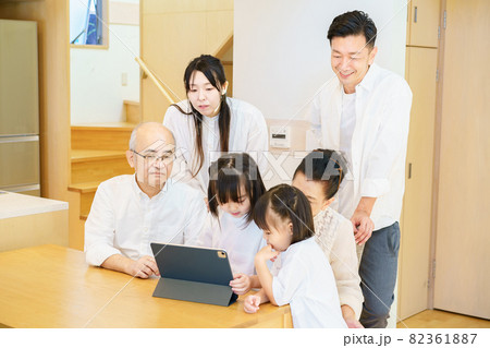 タブレットPCで遊ぶ3世代家族 タブレットPCで遊ぶ3世代家族 82361887
