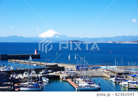 あぶずり港（鐙摺港）越しに冬晴れの富士山と江の島を望む（神奈川県葉山町） 82362045