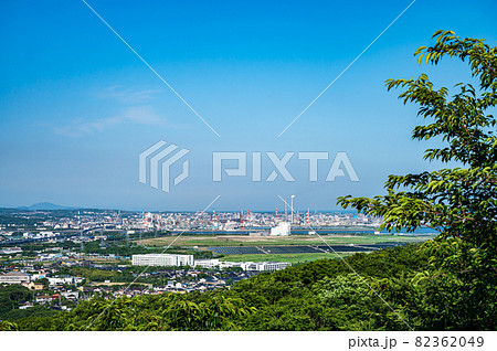 夏の青空の宇部市の都市景観 82362049