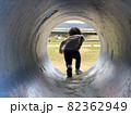 トンネルを抜ける子ども 82362949