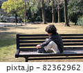 ベンチで休む子 82362962