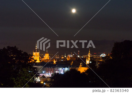 Urban landscape view with old town of Gdansk from Gradowa hill at night. 82363340