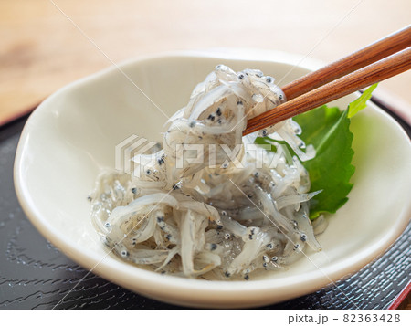 小鉢に入った生しらす 82363428