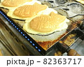 たい焼きを焼いている 82363717
