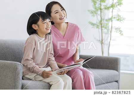 女の子と医師 女の子と医師 82367825