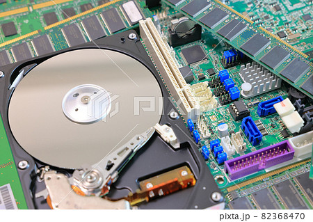 記録装置イメージ_ハードディスクとパソコンマザーボード1 82368470