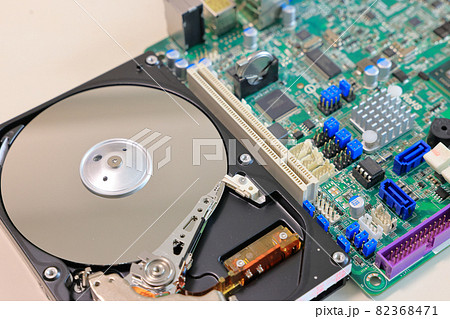 記録装置イメージ_ハードディスクとパソコンマザーボード2 82368471