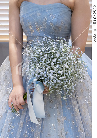 北欧　花束を持った青いドレスの女の子 カスミソウのブーケを持つ青いドレスの女性の写真素材 [82370045] - PIXTA