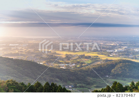 茨城県土浦市　朝日峠展望所から望む秋の朝 82370467