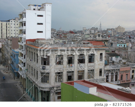 キューバー ハバナの旧市街 海岸通り キューバー ハバナの旧市街 海岸通り 82371526