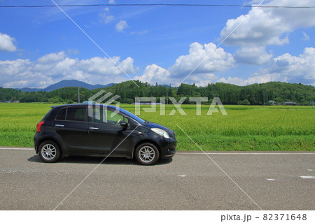 車と田舎の風景 82371648