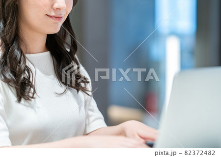 コワーキングスペースで仕事をする若い女性（パーツ） 82372482