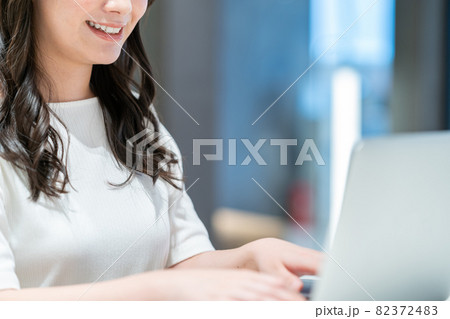 コワーキングスペースで仕事をする若い女性（パーツ） 82372483