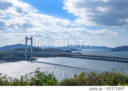 下津井瀬戸大橋と輝く海面　岡山県倉敷市 82372697