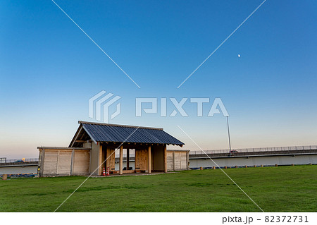 三重県四日市市 くるべ官衙遺跡の八脚門の夕景 三重県四日市市 くるべ官衙遺跡の八脚門の夕景 82372731